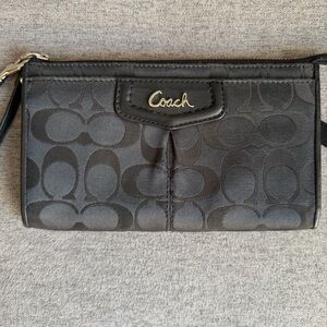 Coach Ashley Signature C Zippy Wristlet Wallet Black model F4809